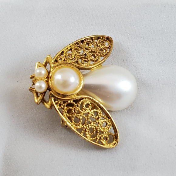 Jewelry - Bee brooch vintage faux pearl and gold tone